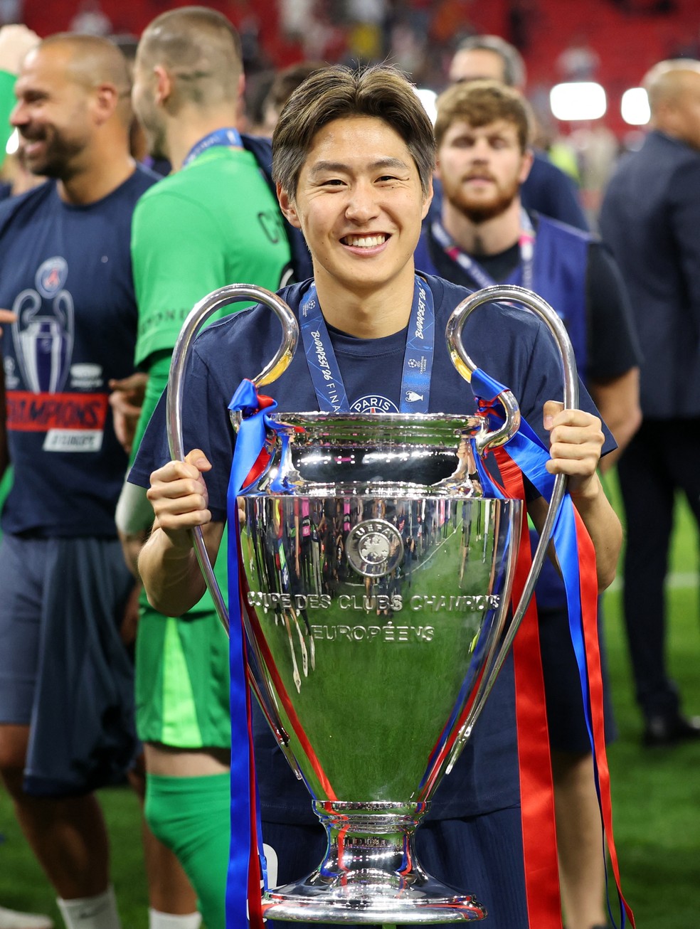 Lee Kang-in com o troféu da Champions League