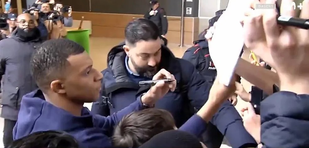 Mbappé evita autografar cartaz do Real Madrid — Foto: Reprodução