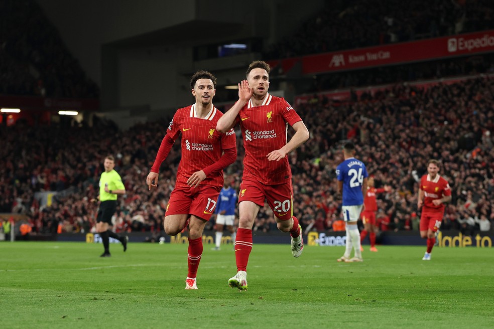 Diogo Jota comemora gol marcado no cl&aacute;ssico entre Liverpool e Everton &mdash; Foto: Carl Recine/Getty Images