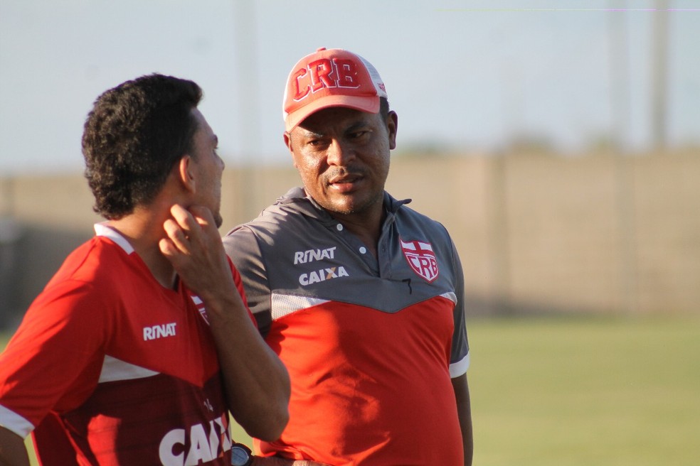 Jean Carlos (boné) é técnico do CRB nas divisões de base — Foto: Divulgação/Ascom CRB