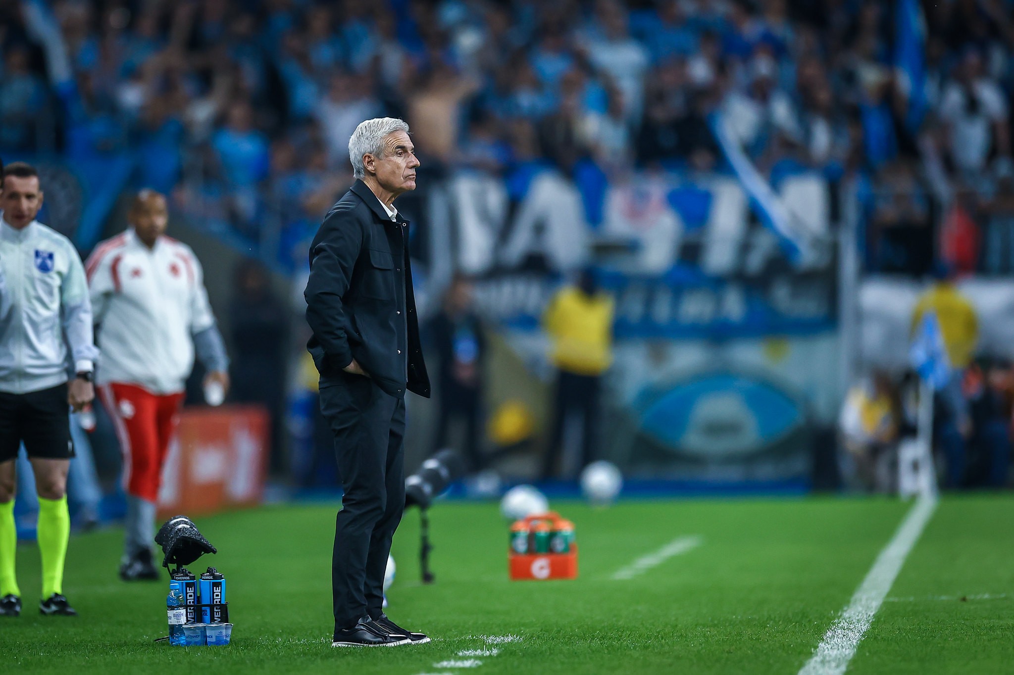 Grêmio surpreende e vence o Inter no Gre-Nal de aniversário de Luís Castro