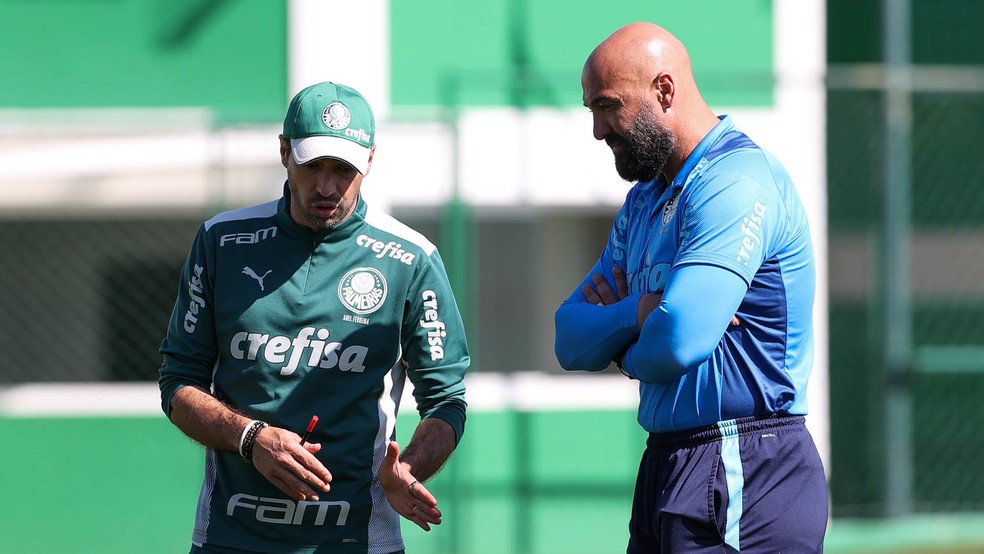 Abel Ferreira e o preparador de goleiros Rogério Godoy em treino no Palmeiras — Foto: Cesar Greco