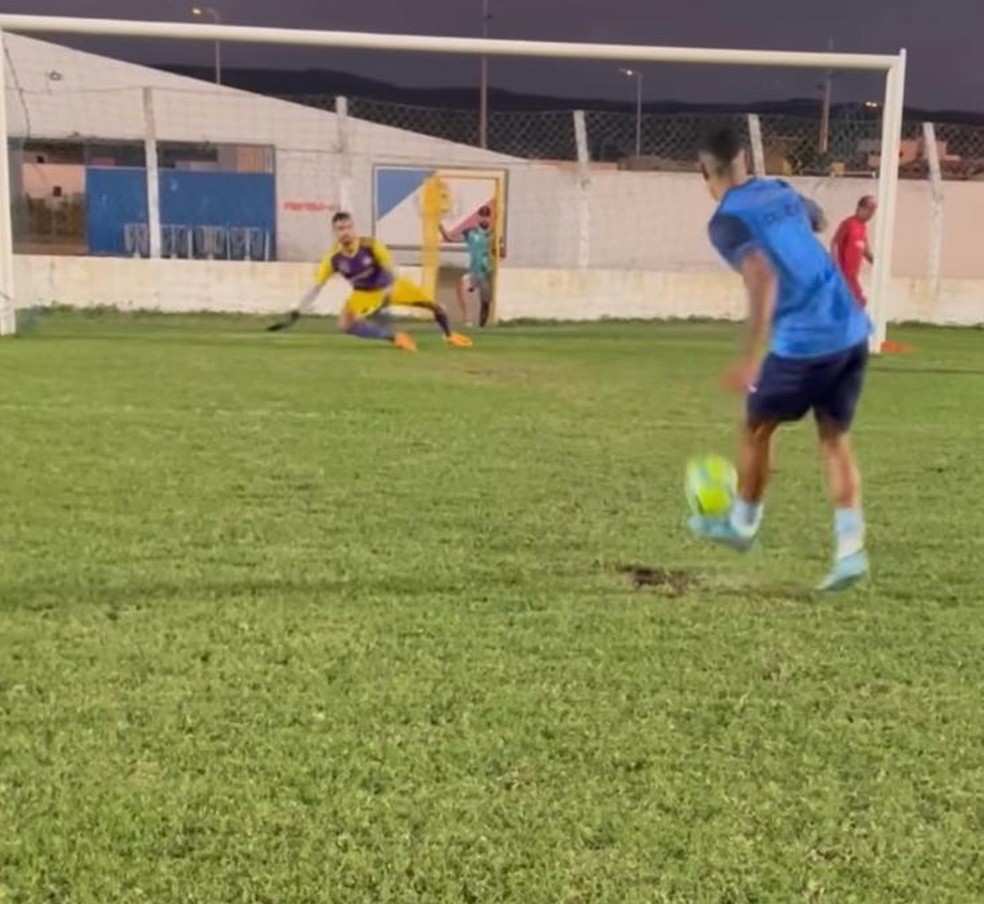 Globo Esporte RJ, Em cobrança de pênalti no futsal, bola entra quatro  segundo após explodir no travessão
