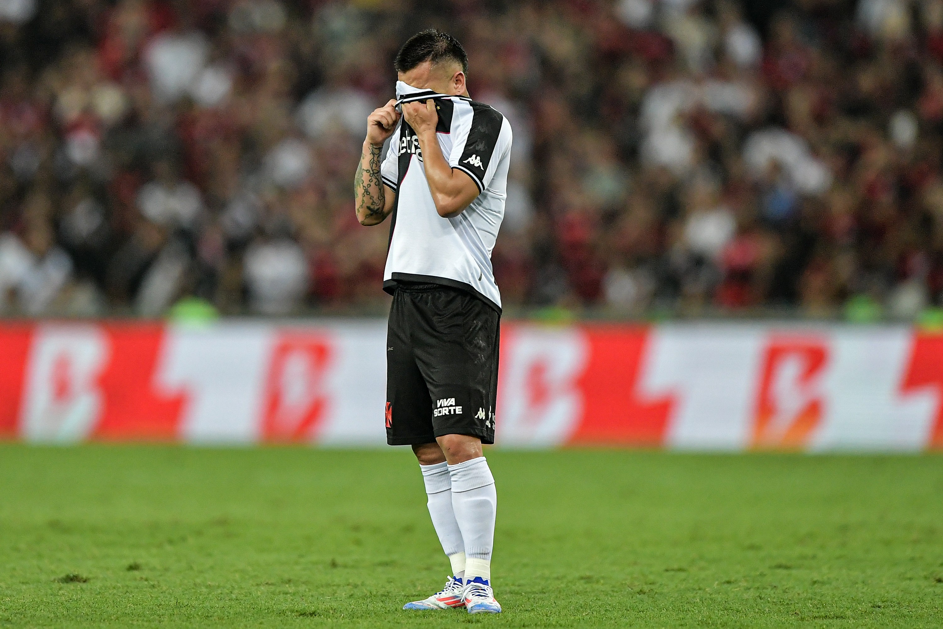 Escanteado no Vasco, Jean David está há mais de 200 dias sem atuar e ainda não jogou com Diniz