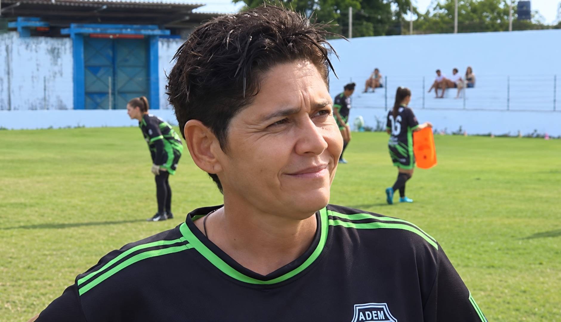 Meia realiza sonho de estrear no futebol feminino aos 52 anos
