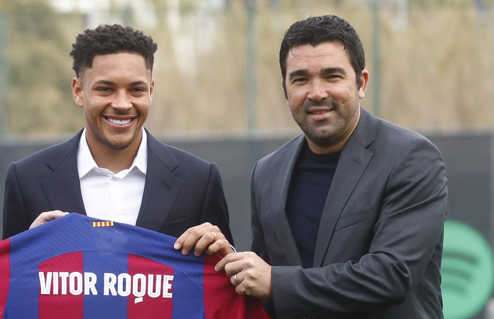 Vitor Roque e o diretor esportivo Deco 