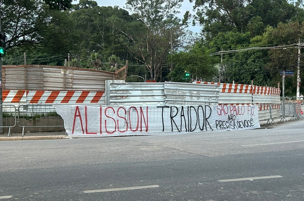 Torcida do São Paulo protesta contra Alisson após negociação com — Foto: Marcella Azevedo