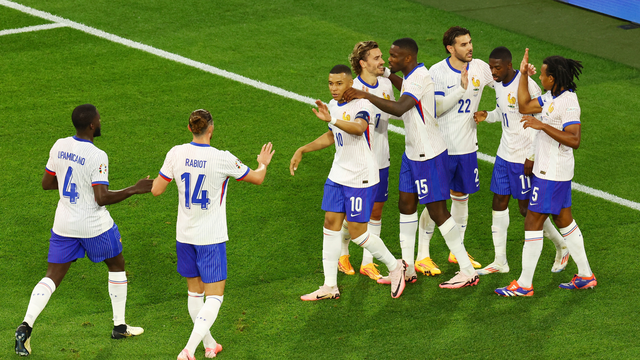 Jogadores franceses comemoram gol em Áustria x França