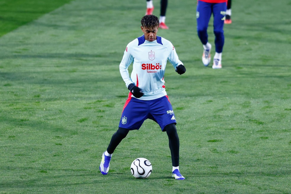 Lamine Yamal em treino antes da partida contra a Holanda — Foto: Dennis Agyeman/Europa Press via Getty Images