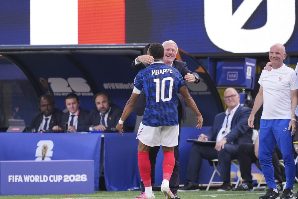 Mbappé abraça Deschamps após gol