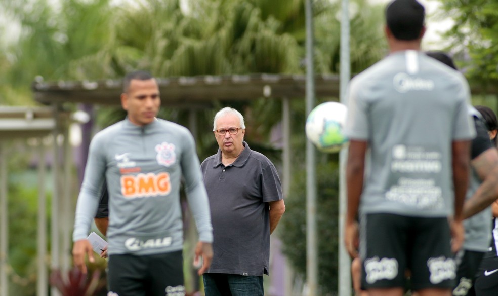 Corinthians: Atacante de 17 anos e R$ 250 mi treina no profissional
