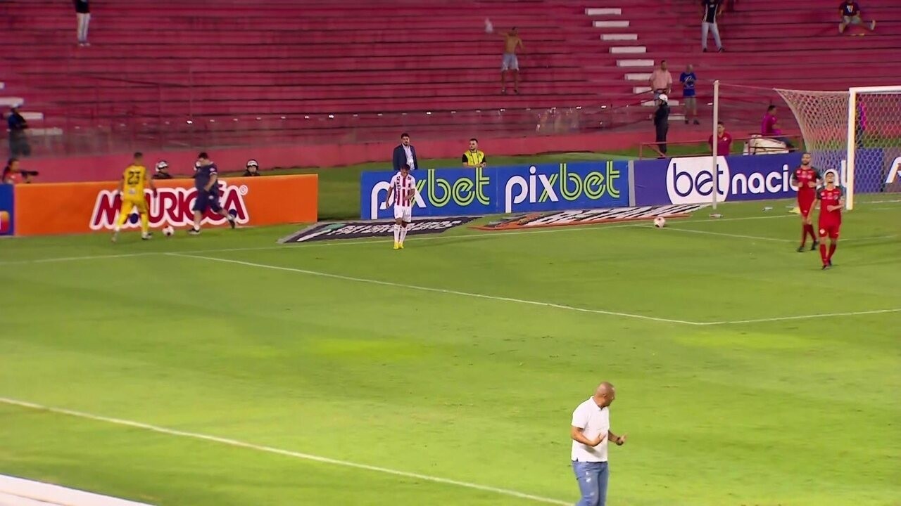 Gandula dá caneta em goleiro durante Náutico x Salgueiro para evitar ...