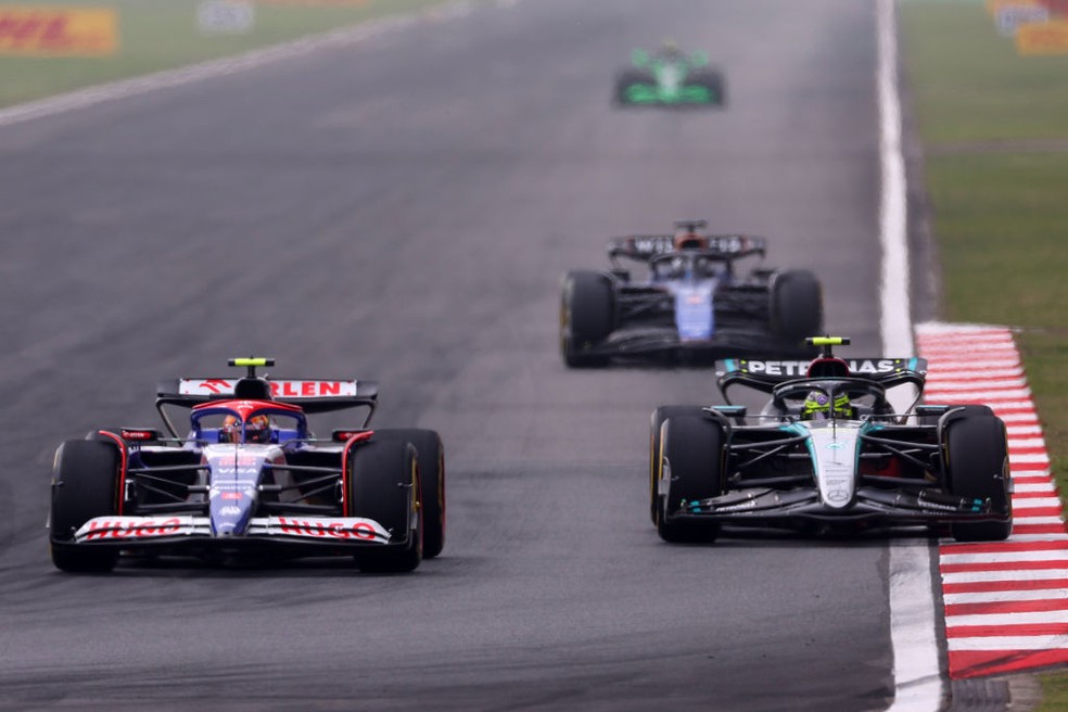 Lewis Hamilton brigou na parte de trás do grid para pontuar após largar em 18º no GP da China de F1 2024 — Foto: Lars Baron/Getty Images