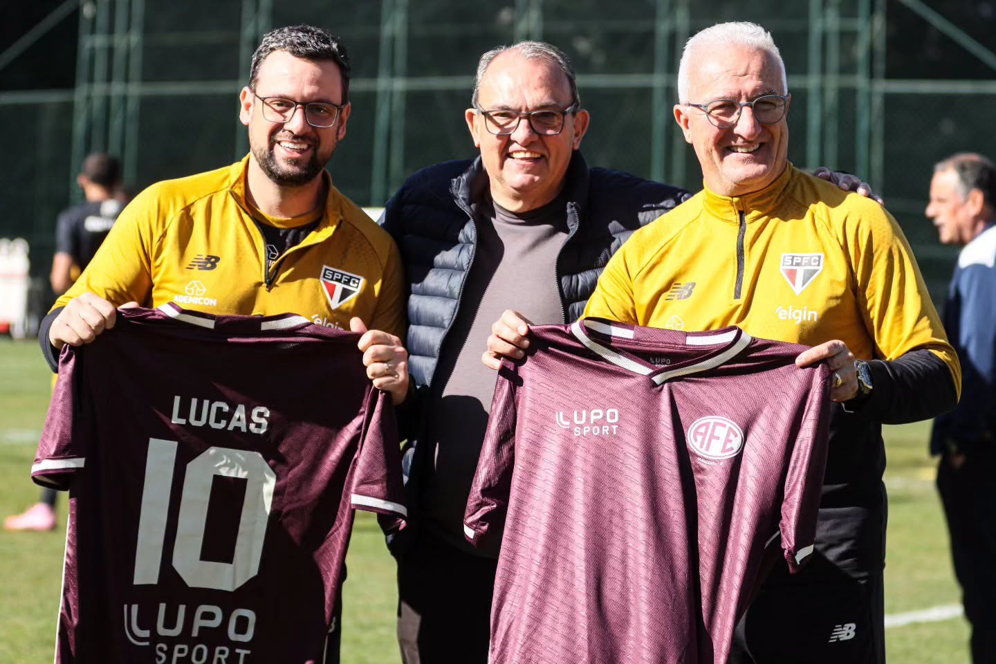 Dorival Júnior, do São Paulo, é homenageado pela Ferroviária em jogo-treino