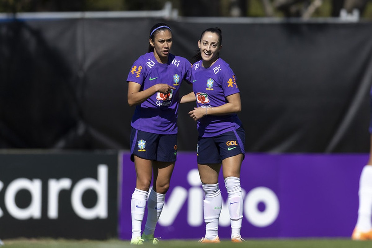 Pia testa variações de esquemas com Luana e Duda Sampaio em jogo-treino ...