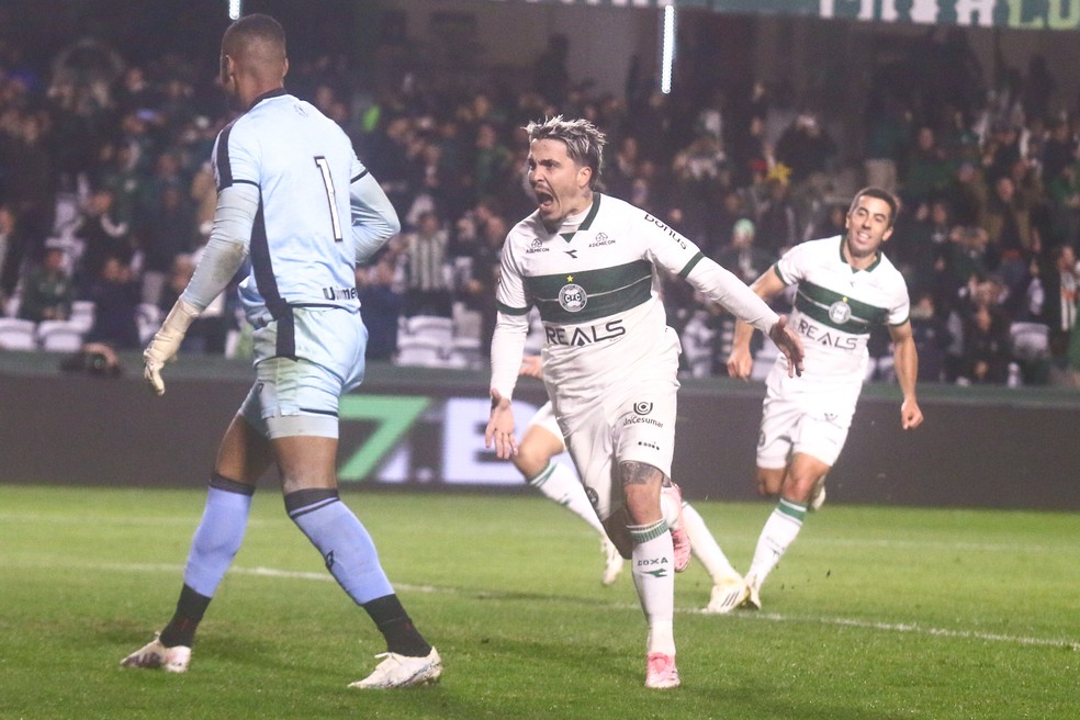 Josué comemora gol do Coritiba contra o Atlético-GO — Foto: Gabriel Machado/AGIF