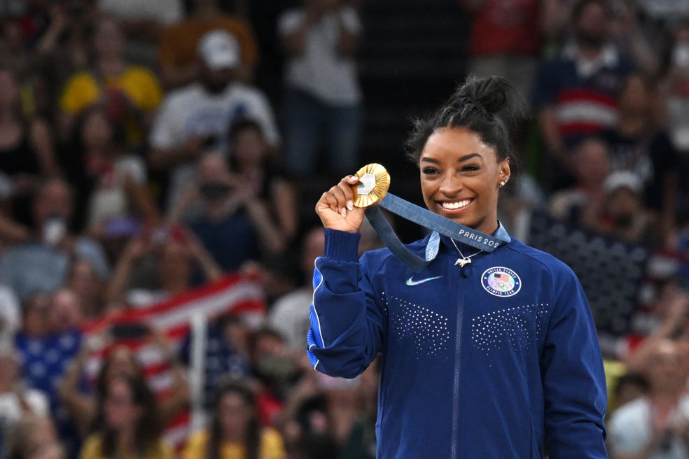 Simone Biles no pódio em Paris 2024 — Foto: Marijan Murat/picture alliance via Getty Images