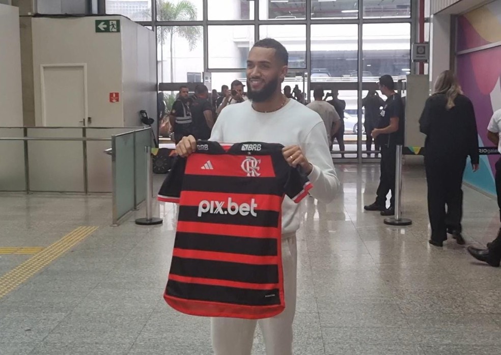 Juninho desembarca no Rio para assinar com o Flamengo — Foto: Thiago Lima