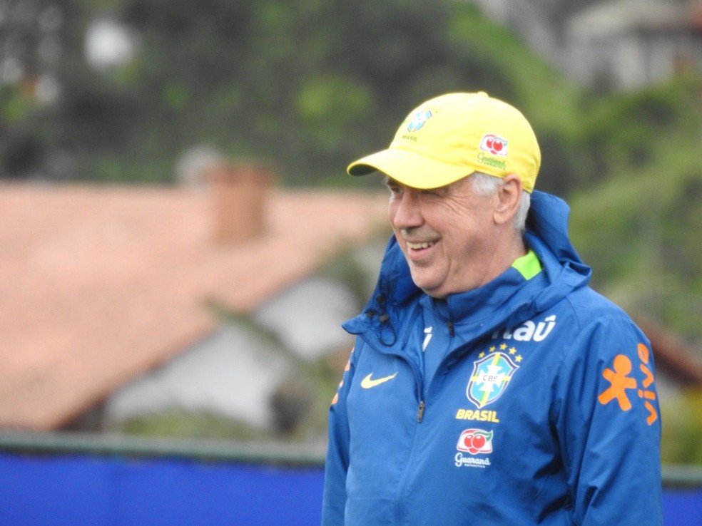 Ancelotti no treino da Seleção na Granja Comary — Foto: Bruno Cassucci / ge