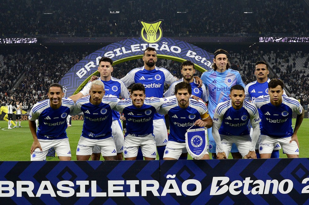 Titulares do Cruzeiro antes do jogo contra o Corinthians — Foto: Marcos Ribolli