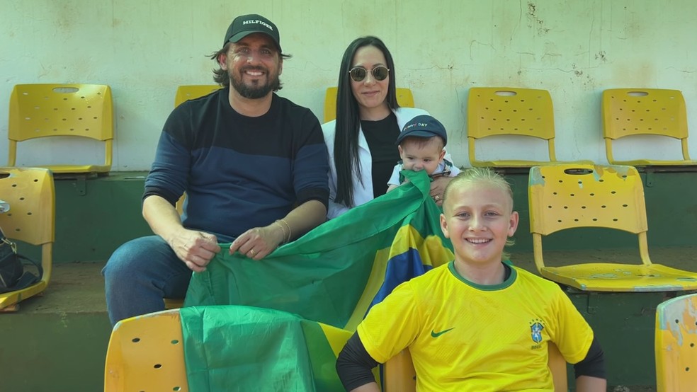 O Mini Haaland ao lado da família na torcida pelo Brasil