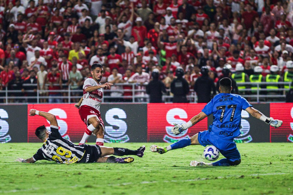 CRB x Santos: Danielizinho quase marca para o Galo — Foto: Ailton Cruz