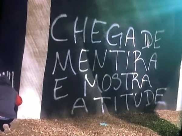 Pichações nos Muros da Sede Social do Corinthians: 