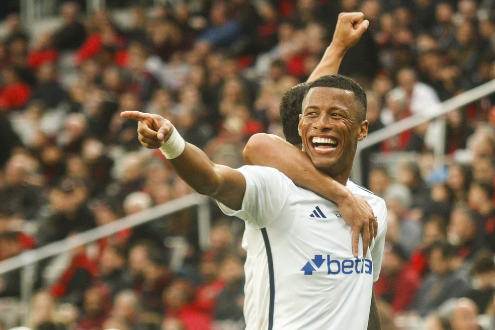  Arthur Gomes estreou pelo Cruzeiro fazendo dois gols no empate com o Athletico-PR — Foto: Gabriel Machado/AGIF