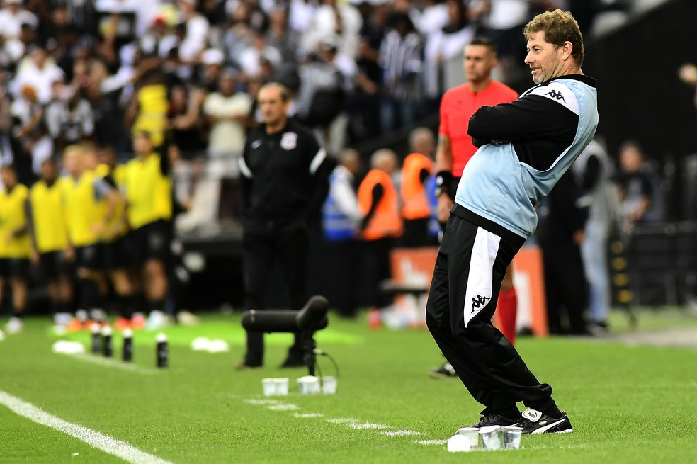 Rafael Paiva observa Corinthians c Vasco — Foto: Marcos Ribolli