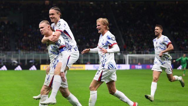 Haaland comemora segundo gol em Itália x Noruega nas Eliminatórias
