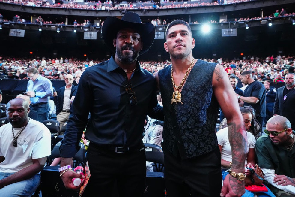 Jon Jones e Alex Poatan &mdash; Foto: Jeff Bottari/Zuffa LLC