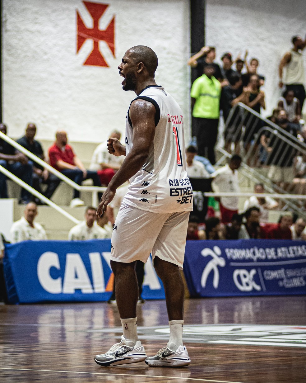 Basílio comemorando ponto em jogo contra o Flamengo — Foto: Maurício Almeida / Vasco da Gama