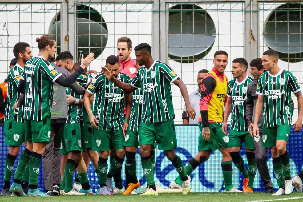 Comemoração do América-MG diante do São Paulo — Foto: Fernando Moreno/AGIF