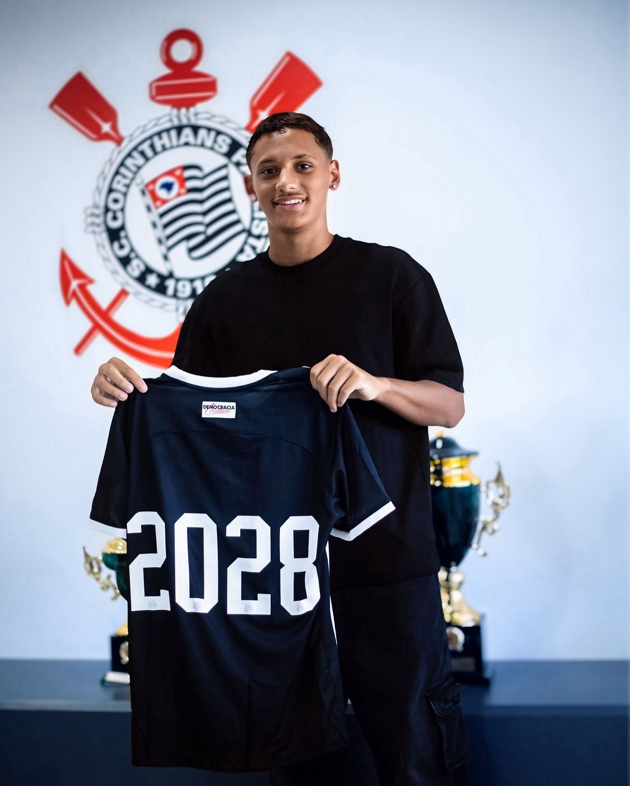Filho de ex-volante Cristian firma contrato profissional com Corinthians