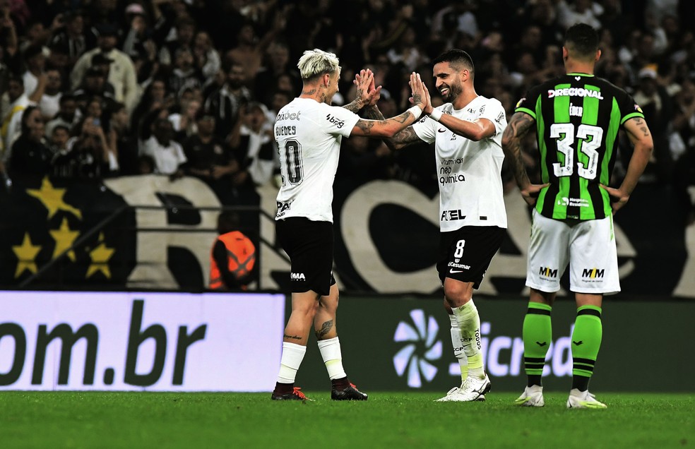 Róger Guedes e Renato Augusto em Corinthians x América-MG — Foto: Marcos Ribolli