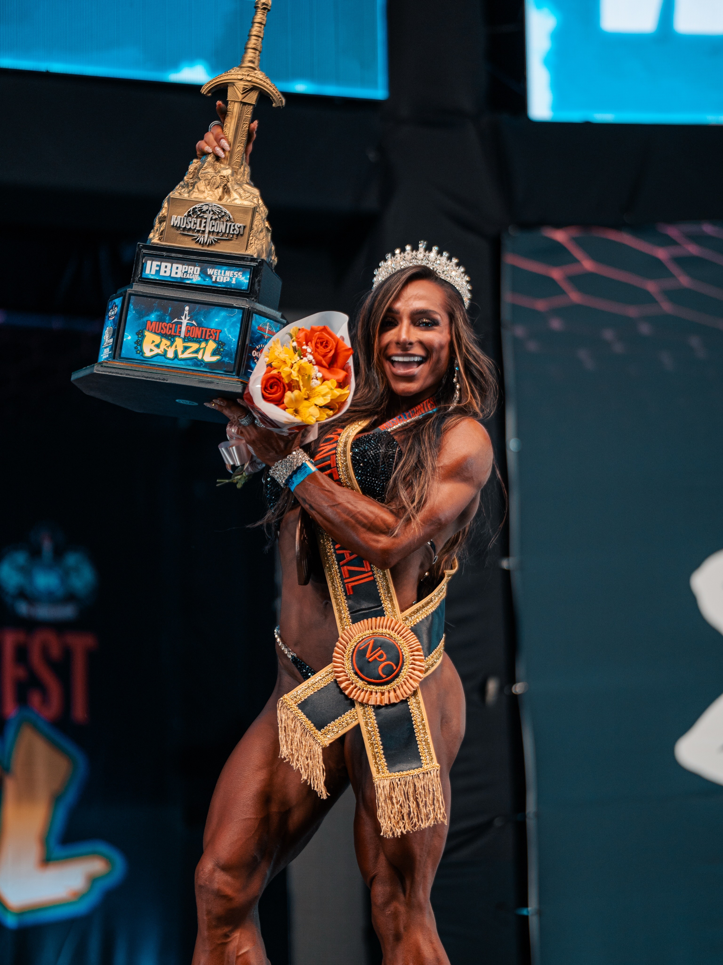Esposa de Ramon Dino, Vit Viana é campeã em seu segundo campeonato de fisiculturismo