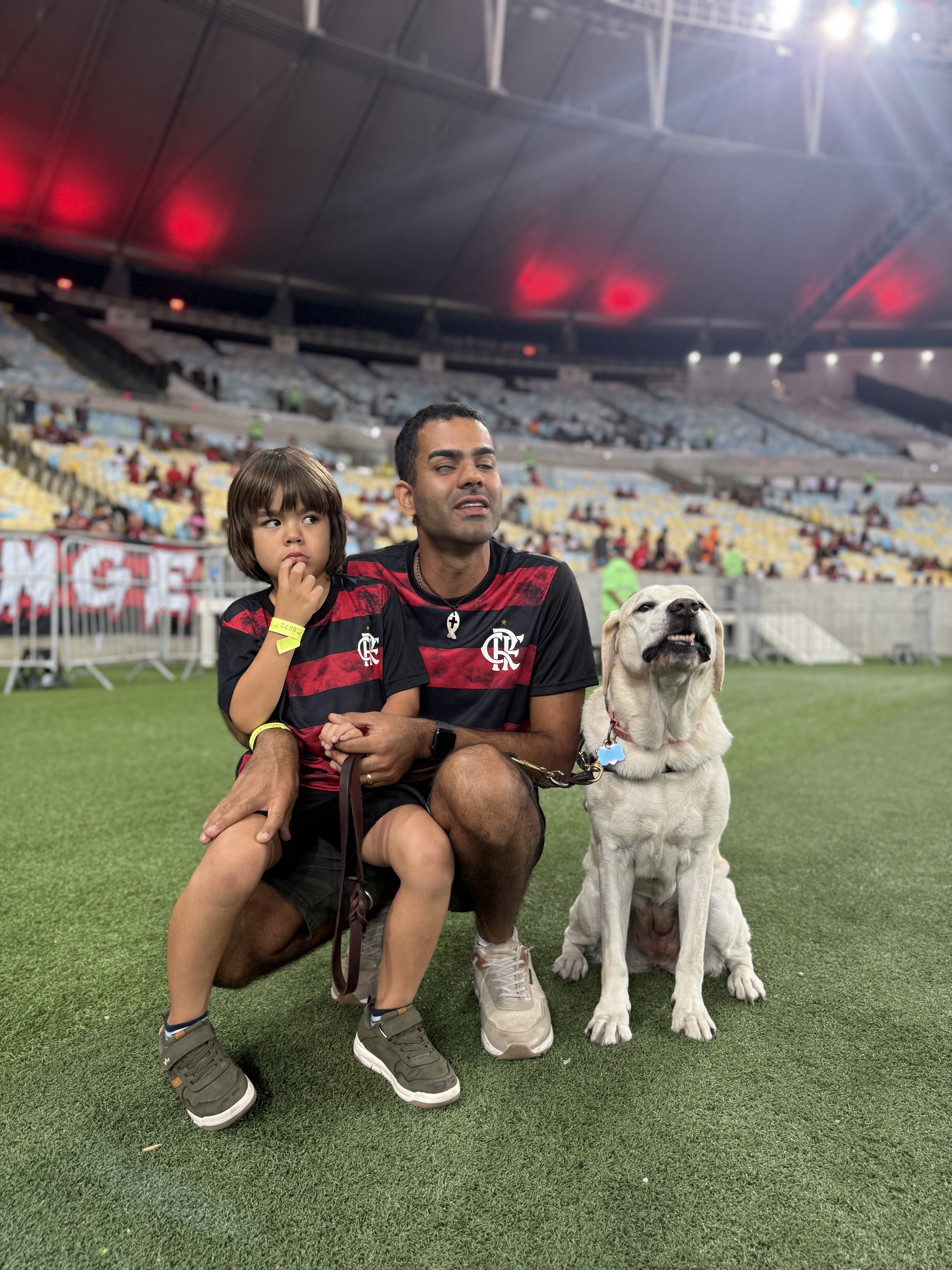 Surfista cego encontra jogadores do Flamengo e ganha camisa de Pedro