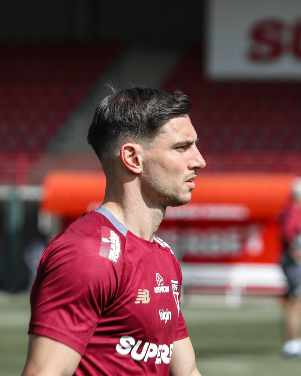 Cédric Soares em campo pelo São Paulo.