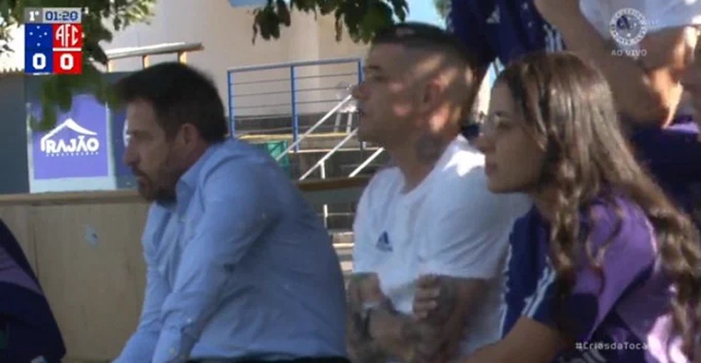 Ramon Menezes acompanha jogo do Cruzeiro no Sub-20 — Foto: Reprodução/ Cruzeiro