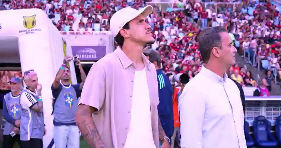 Fora da lista de relacionados, Pedro vai ao gramado do Maracanã antes de Flamengo x São Paulo — Foto: Reprodução/Premiere