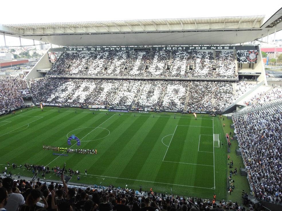 Mosaico em homenagem ao técnico Arthur Elias na Neo Química Arena — Foto: Arthur Sandes