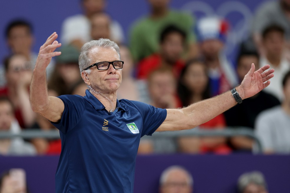 Bernardinho em Brasil x EUA, nas Olimpíadas — Foto: Carl Recine/Getty Images)