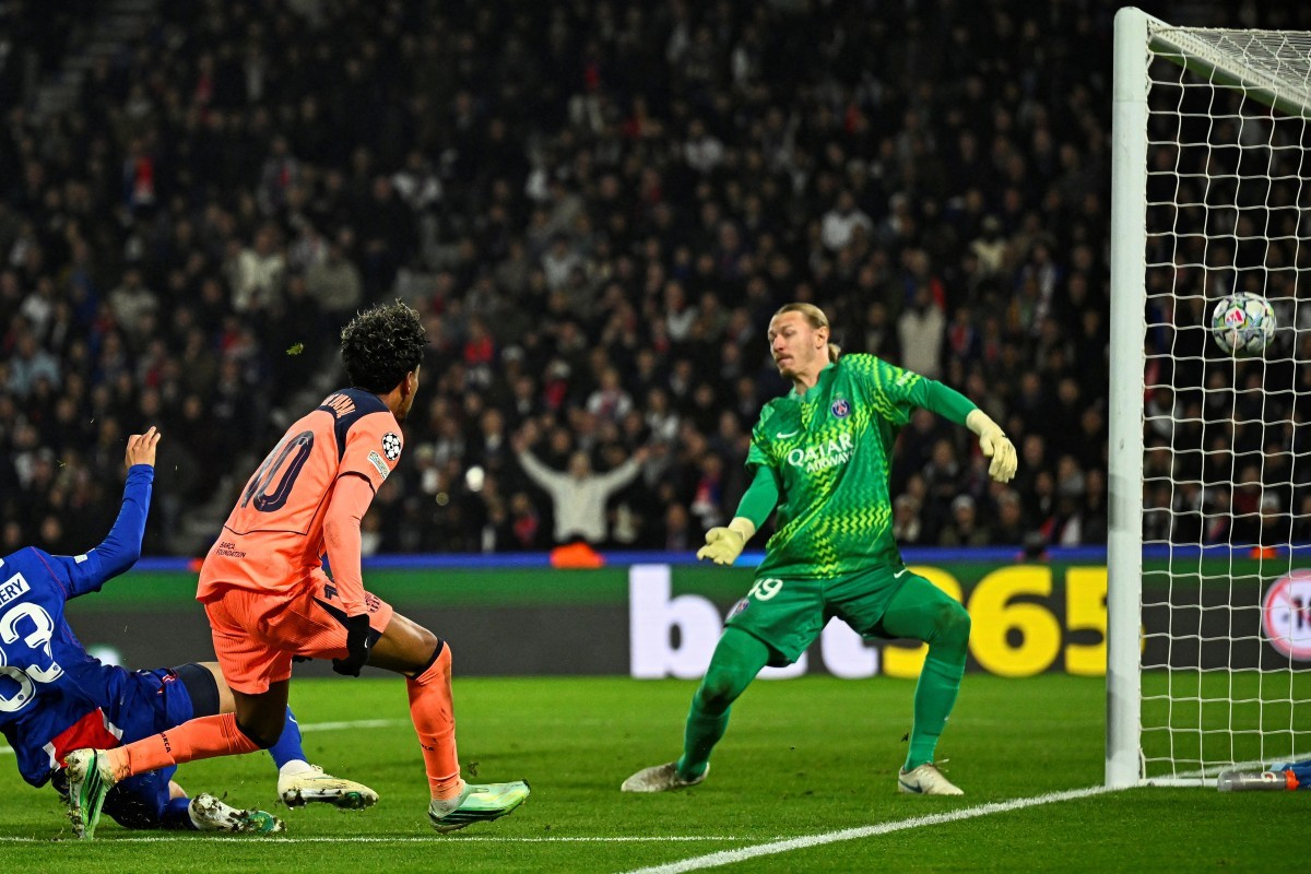 Goleiro Safonov diante do gol durante partida da Champions League