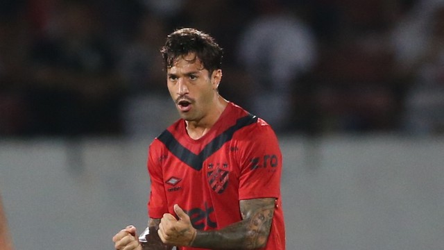 Fabrício Dominguez comemora gol do Sport em clássico contra o Santa Cruz