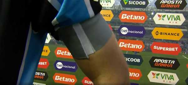 Capitão gremista presta homenagem a Lorena com braçadeira especial em Paris.