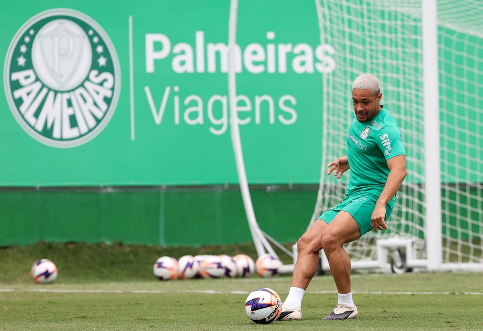 Vitor Roque durante treino do Palmeiras na Academia de Futebol — Foto: Cesar Greco