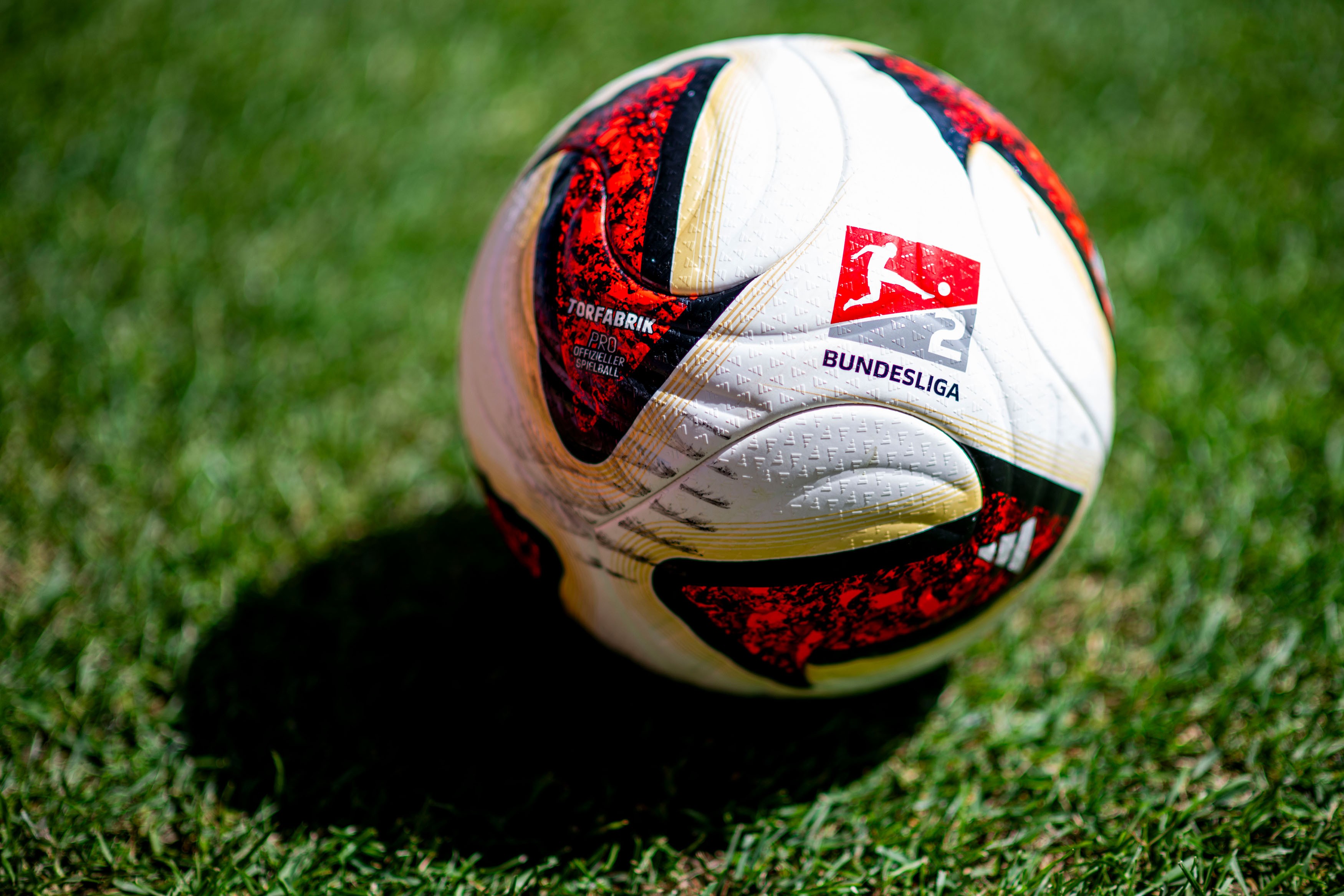 Nova bola da Bundesliga é criticada por causar mais dor; entenda