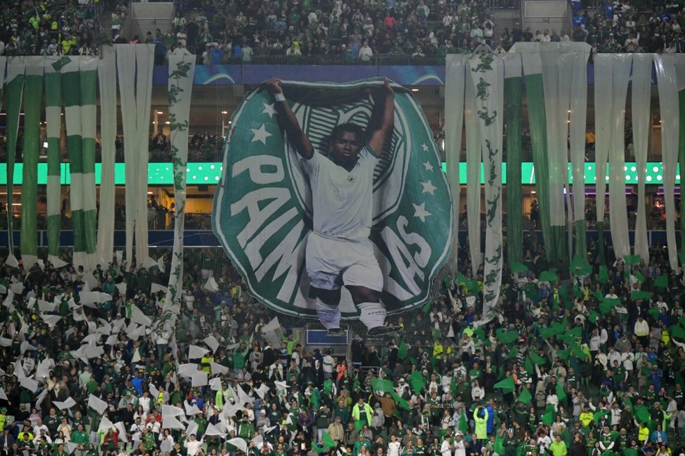 Endrick recebe homenagem da torcida do Palmeiras, em jogo de despedida — Foto: NELSON ALMEIDA / AFP