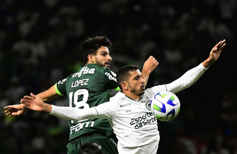 Flaco López atuou na função de Raphael Veiga como titular do Palmeiras contra o Goiás  — Foto: Marcos Ribolli