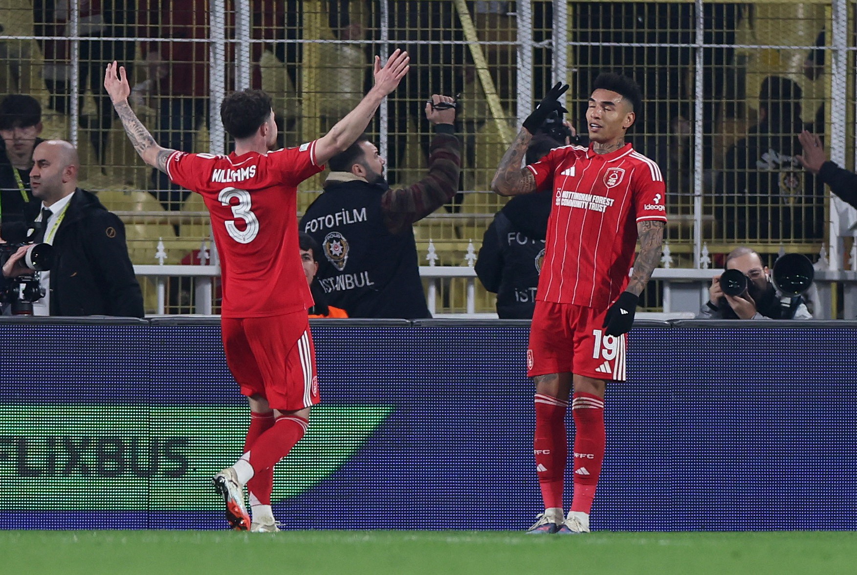 Igor Jesus brilha, e Forest faz 3 a 0 no Fenerbahçe em playoff